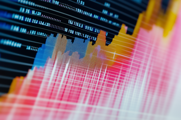 Aktienanalyse und Charttechnik auf professionellem Trading-Bildschirm